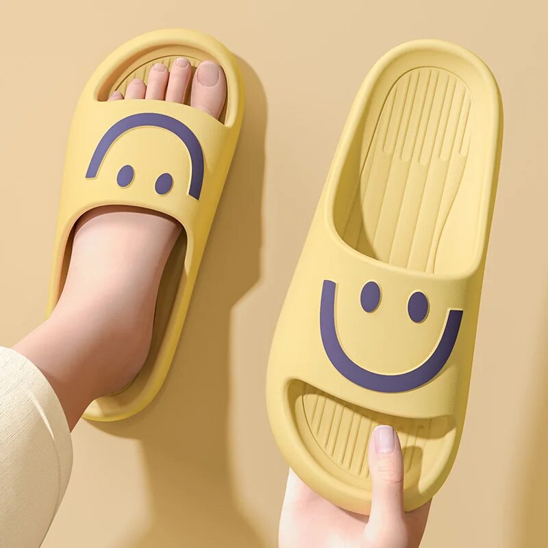 نعال سحابية بوجه مبتسم للنساء  - مراجعة Mule Slip On وسعره
